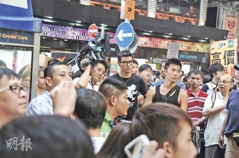 麥長青拿着攝影機站在飾演導演的陳展鵬身邊,二人投入拍攝。(攝影﹕李維隆 劉永銳) 羅樂林在炎熱天氣拍攝追賊場面。(攝影﹕李維隆 劉永銳) 麥長青拿着攝影機站在飾演導演的陳展鵬身邊,二人投入拍攝。(攝影﹕李維隆 劉永銳) 羅樂林在炎熱天氣拍攝追賊場面。(攝影﹕李維隆 劉永銳)