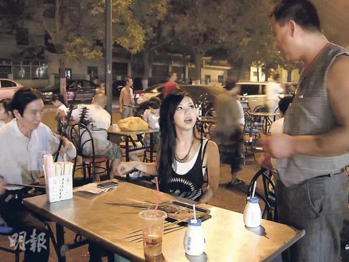 鄧紫琪在內地宣傳時在街頭聽二胡演奏(左),但卻遇上熱情大叔(右)。(攝影/記者:孫慧莊) 鄧紫琪在內地宣傳時在街頭聽二胡演奏(左),但卻遇上熱情大叔(右)。(攝影/記者:孫慧莊)