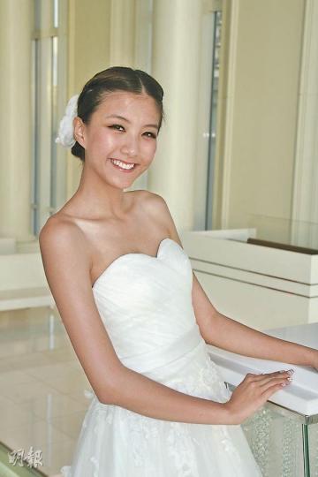 陳嘉桓感受在沖繩行婚禮及玩蟒蛇。(微博圖片) (微博圖片) 陳嘉桓感受在沖繩行婚禮及玩蟒蛇。(微博圖片) (微博圖片)
