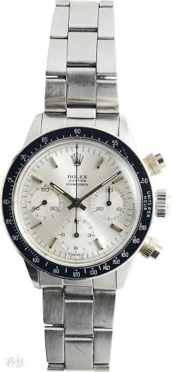 Ref 6263--Daytona款式中有不少特別受收藏家歡迎的表款,其中Ref 6263 Eric Clapton特別款便是史上價值最高的Daytona腕表。1970年代推出的款式,特別之處在於表盤的黑疴顏色對比設計。坊間一般較常見的是黑色主表盤拼銀色副表盤,或是銀色主表盤拼黑色副表盤的款式,這枚Eric Clapton表則較少見:黑銀兩色並非應用在主表盤和副表盤上,而是表圈和整個表盤的對比。黑表圈拼全銀表款的設計,已知的只有兩枚,現時價值約為50萬港元。(葉詩雅攝) Ref 6238--Da Ref 6263--Daytona款式中有不少特別受收藏家歡迎的表款,其中Ref 6263 Eric Clapton特別款便是史上價值最高的Daytona腕表。1970年代推出的款式,特別之處在於表盤的黑疴顏色對比設計。坊間一般較常見的是黑色主表盤拼銀色副表盤,或是銀色主表盤拼黑色副表盤的款式,這枚Eric Clapton表則較少見:黑銀兩色並非應用在主表盤和副表盤上,而是表圈和整個表盤的對比。黑表圈拼全銀表款的設計,已知的只有兩枚,現時價值約為50萬港元。(葉詩雅攝) Ref 6238--Da