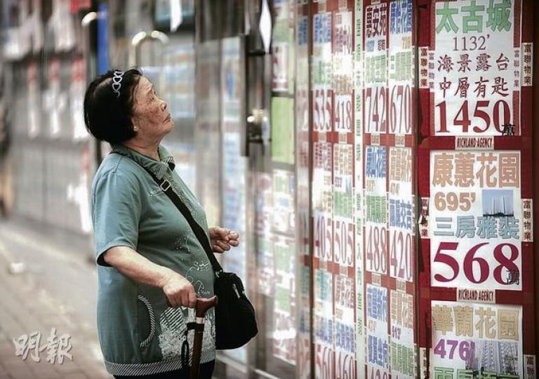 樓價節節升,特首梁振英昨宣布10招穩定樓市措施,但市場認為政府遏抑樓市力度不足,太古城地產代理便指放盤未受影響。(余俊亮攝) 樓價節節升,特首梁振英昨宣布10招穩定樓市措施,但市場認為政府遏抑樓市力度不足,太古城地產代理便指放盤未受影響。(余俊亮攝)