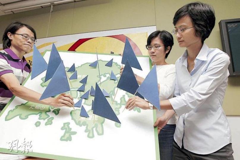家長關注組發起人陳惜姿(右)指出,全港至今有77所小學、41所中學表明不會在3年開展期內開設國教科,這類學校於「國教版圖」上以藍色旗標示。圖左、中分別為關注組成員蔡建誠及梁少玲。(李紹昌攝) 家長關注組發起人陳惜姿(右)指出,全港至今有77所小學、41所中學表明不會在3年開展期內開設國教科,這類學校於「國教版圖」上以藍色旗標示。圖左、中分別為關注組成員蔡建誠及梁少玲。(李紹昌攝)