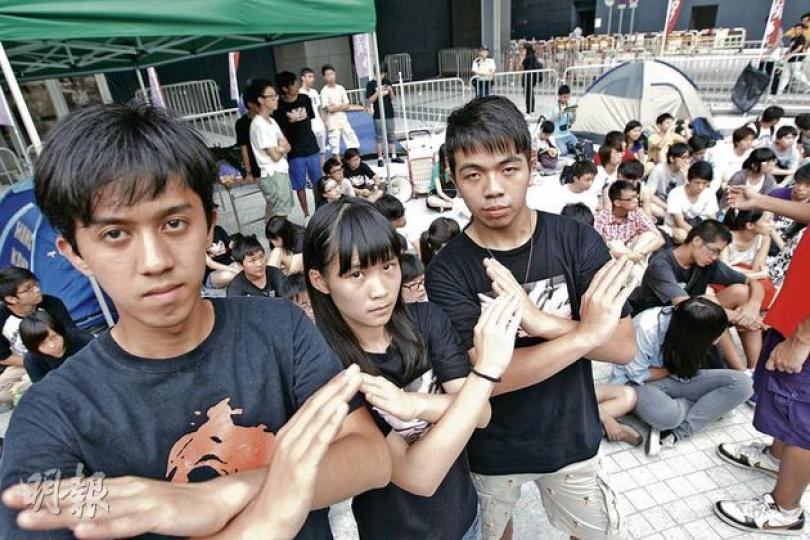 唯一女將黃莉莉(前左二)於絕食宣言中表示,「因為我們年輕,我們瘋狂,我們相信,所以我們勇敢」,她與男將凱撤(前左一)及林朗彥(前左三)齊絕食72小時,其間只會飲用清水,堅決要求政府撤科。(李紹昌攝) 學民思潮約70人「佔領」政府總部,在東翼大樓對開地下廣場設10個帳幕,準備露宿3天。(郭慶輝攝) (明報製圖) 唯一女將黃莉莉(前左二)於絕食宣言中表示,「因為我們年輕,我們瘋狂,我們相信,所以我們勇敢」,她與男將凱撤(前左一)及林朗彥(前左三)齊絕食72小時,其間只會飲用清水,堅決要求政府撤科。(李紹昌攝) 學民思潮約70人「佔領」政府總部,在東翼大樓對開地下廣場設10個帳幕,準備露宿3天。(郭慶輝攝) (明報製圖)