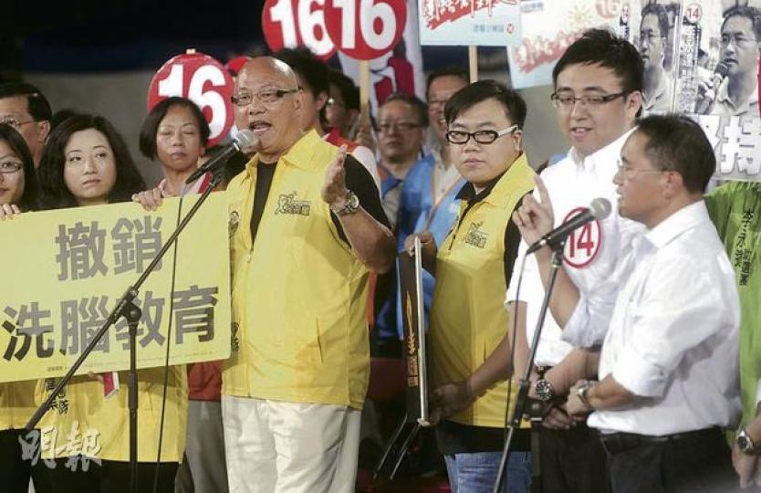 人民力量陳偉業(右四)表示,民主黨曾接受已故華懋集團主席、前全國政協委員龔如心200萬元捐款。民主黨李永達(右一)稱,所有支持民主黨的人士,都是無條件捐款。(余俊亮攝) 人民力量陳偉業(右四)表示,民主黨曾接受已故華懋集團主席、前全國政協委員龔如心200萬元捐款。民主黨李永達(右一)稱,所有支持民主黨的人士,都是無條件捐款。(余俊亮攝)