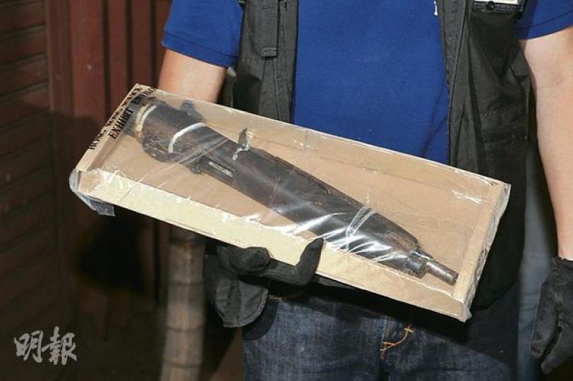 警方在大角嘴單位檢獲步槍、彈匣及子彈,其中步槍的槍柄被拆除,槍管遭人改短,疑為方便收藏及攜帶。(衛永康攝) 警方在大角嘴單位檢獲步槍、彈匣及子彈,其中步槍的槍柄被拆除,槍管遭人改短,疑為方便收藏及攜帶。(衛永康攝)