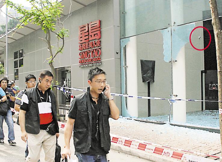 星島新聞集團大廈被兇徒駕車撞毁玻璃外牆,港島總區重案組昨午派出多名探員蒐證,檢走錄影帶及向職員錄口供,逗留個多小時後離去。大廈的閉路電視(紅圈示)對正被車撞毁的玻璃,相信有可能拍下案發經過。(雲錦鋒攝) 兇徒偷車駛到星島集團在筲箕灣的大廈,撞毁大樓玻璃後,將車駛到九龍灣放火燒車,警員事後到場調查。(蔡方山攝) 星島新聞集團大廈被兇徒駕車撞毁玻璃外牆,港島總區重案組昨午派出多名探員蒐證,檢走錄影帶及向職員錄口供,逗留個多小時後離去。大廈的閉路電視(紅圈示)對正被車撞毁的玻璃,相信有可能拍下案發經過。(雲錦鋒攝) 兇徒偷車駛到星島集團在筲箕灣的大廈,撞毁大樓玻璃後,將車駛到九龍灣放火燒車,警員事後到場調查。(蔡方山攝)