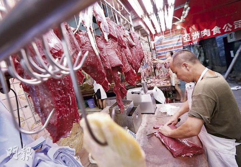 五豐行明起全面調高鮮牛肉售價,有肉枱已預告,加價後每斤鮮牛肉將售88元。有家庭主婦坦言今後會減少吃牛肉,一個月可能只吃一兩次。(李澤彤攝) (明報製圖) 五豐行明起全面調高鮮牛肉售價,有肉枱已預告,加價後每斤鮮牛肉將售88元。有家庭主婦坦言今後會減少吃牛肉,一個月可能只吃一兩次。(李澤彤攝) (明報製圖)
