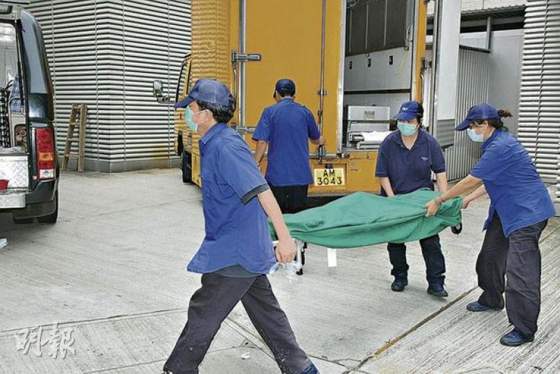 5個月大男嬰在飛機上猝死,仵工將遺體舁送殮房。(林錫禮攝) 5個月大男嬰在飛機上猝死,仵工將遺體舁送殮房。(林錫禮攝)
