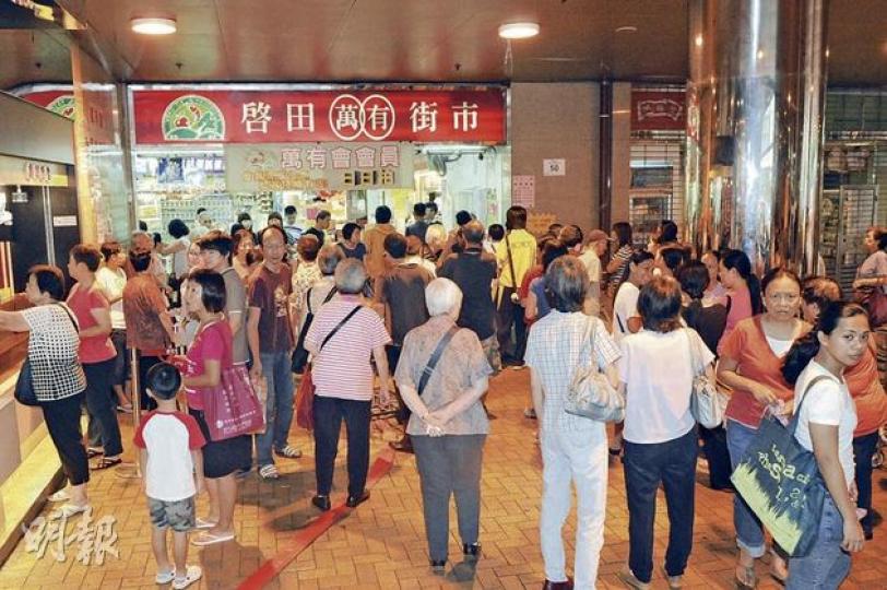 觀塘啟田街市水果檔火警冒煙,逾百人疏散。(蔡方山攝) 觀塘啟田街市水果檔火警冒煙,逾百人疏散。(蔡方山攝)