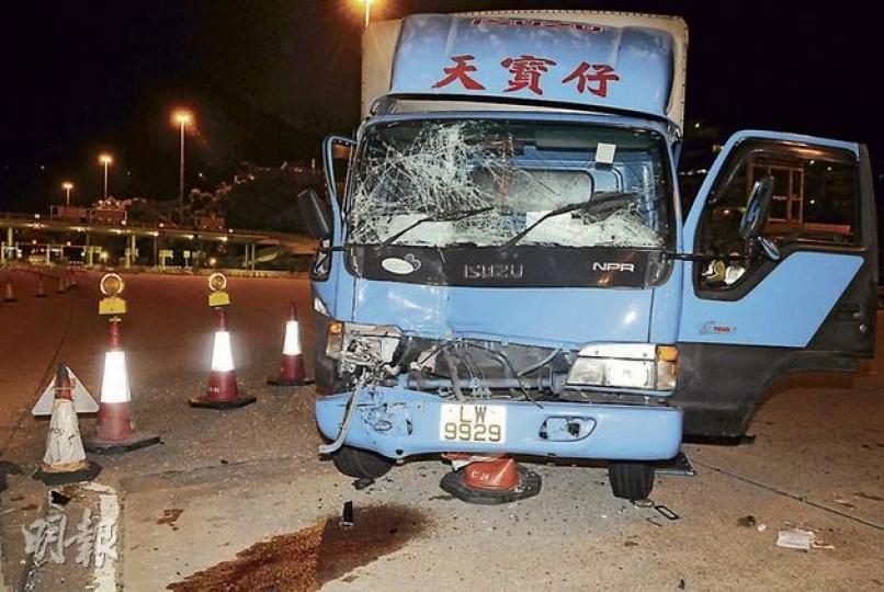運魚車在意外中車頭凹陷,司機腳部受傷。(蔡方山攝) 運魚車在香港仔隧道出口撞及正進行工程的箭嘴車(圖),運魚車司機受輕傷。(蔡方山攝) 運魚車在意外中車頭凹陷,司機腳部受傷。(蔡方山攝) 運魚車在香港仔隧道出口撞及正進行工程的箭嘴車(圖),運魚車司機受輕傷。(蔡方山攝)