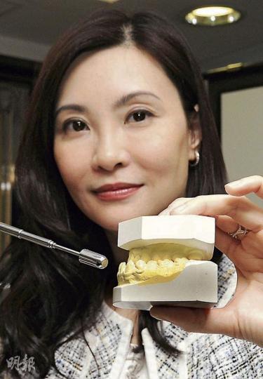 牙齒矯正科專科醫生岑美恩指出,「倒及牙」可由先天遺傳或上顎受傷、門牙缺失等後天成因引致,下門牙會往前突出於上門牙之前方,令咬合差距達2毫米,影響外觀、咀嚼及發音。(陳淑安攝) 牙齒矯正科專科醫生岑美恩指出,「倒及牙」可由先天遺傳或上顎受傷、門牙缺失等後天成因引致,下門牙會往前突出於上門牙之前方,令咬合差距達2毫米,影響外觀、咀嚼及發音。(陳淑安攝)