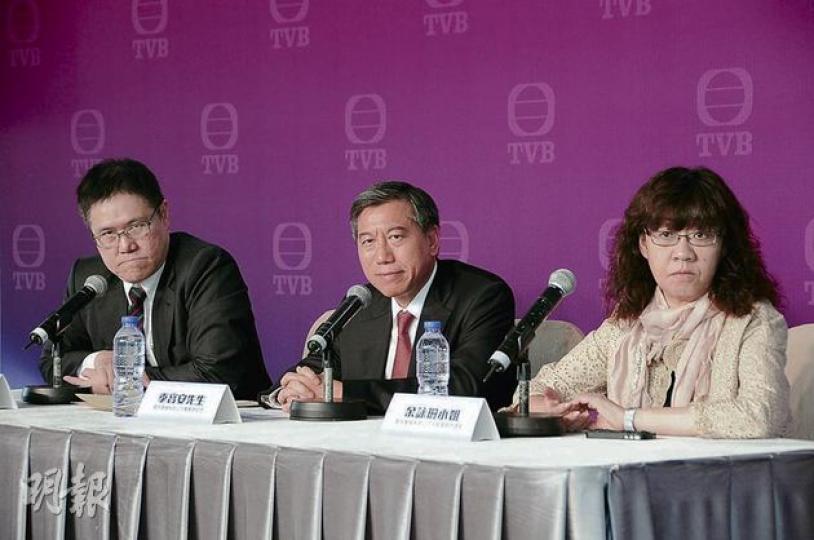 無綫業務總經理鄭善強(左起)、集團總經理李寶安、港姐統籌經理余詠珊昨日舉行記者會,宣布港姐「一人一票」失敗的補鑊措施,其中推行「一人一票」的余詠珊毋須承擔責任。(攝影:鍾偉茵) 無綫業務總經理鄭善強(左起)、集團總經理李寶安、港姐統籌經理余詠珊昨日舉行記者會,宣布港姐「一人一票」失敗的補鑊措施,其中推行「一人一票」的余詠珊毋須承擔責任。(攝影:鍾偉茵)