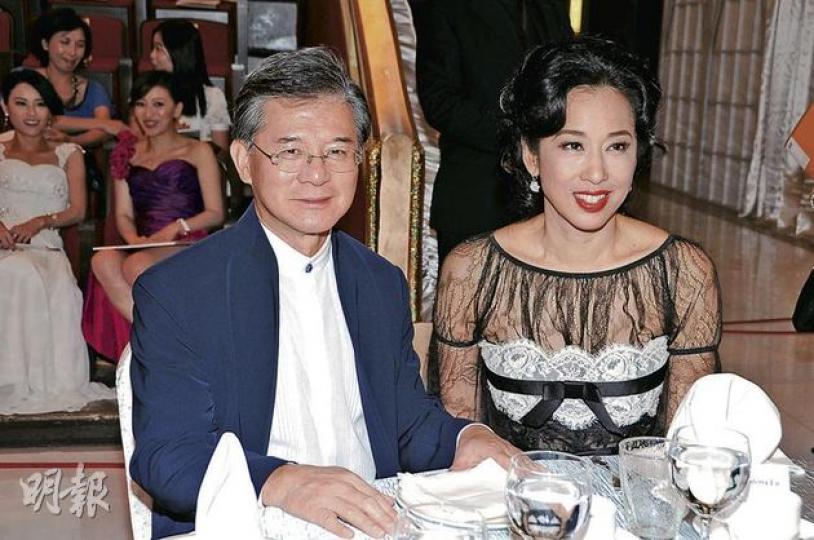 朱玲玲出席慧妍活動,老公羅康瑞特來撐場。(攝影:鍾偉茵) 向海嵐(下排左起)、鄭文雅、曹敏莉、朱玲玲、鄺美雲、王愛倫、趙雅芝、陳法蓉及楊婉儀等一眾慧妍成員,盛裝現身錄影《慧妍愛心傾城30年》。(攝影:鍾偉茵) 腹大便便的周家蔚,拍攝大合照時見頭暈,事後她解釋可能是沒有吃東西及血糖低所致。(攝影:鍾偉茵) 朱玲玲出席慧妍活動,老公羅康瑞特來撐場。(攝影:鍾偉茵) 向海嵐(下排左起)、鄭文雅、曹敏莉、朱玲玲、鄺美雲、王愛倫、趙雅芝、陳法蓉及楊婉儀等一眾慧妍成員,盛裝現身錄影《慧妍愛心傾城30年》。(攝影:鍾偉茵) 腹大便便的周家蔚,拍攝大合照時見頭暈,事後她解釋可能是沒有吃東西及血糖低所致。(攝影:鍾偉茵)