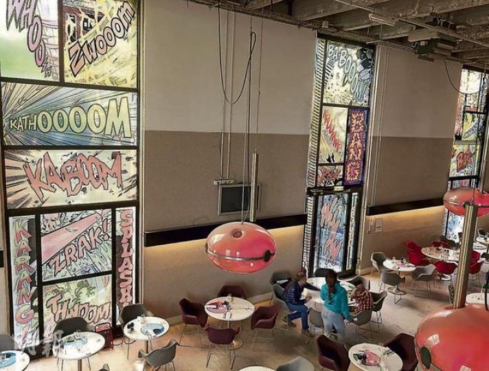 Christian Marclay的普普彩繪玻璃,令美術館餐廳The Tokyo Eat更添活潑。(郭瑋瑋攝) Palais de Tokyo把以往棄用塵封的空間重新整裝,面積擴闊3倍。(郭瑋瑋攝) Christian Marclay的普普彩繪玻璃,令美術館餐廳The Tokyo Eat更添活潑。(郭瑋瑋攝) Palais de Tokyo把以往棄用塵封的空間重新整裝,面積擴闊3倍。(郭瑋瑋攝)