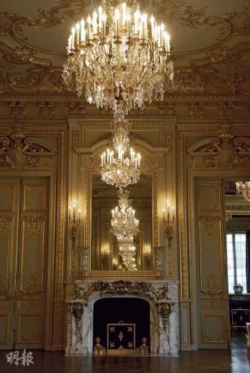 獲列入法定古蹟的La Grand Salon,金碧輝煌得像凡爾賽宮。(郭瑋瑋攝) 酒店的外牆,為集合17和19世紀特色的折衷主義(Eclecticism)建築,大門的簷篷則帶新藝術(Art Nouveau)色彩。(郭瑋瑋攝) 晚上休息時,有鐵塔夜景陪伴入睡。(郭瑋瑋攝) 偌大的彩繪玻璃,經過修整清潔才回復色彩。(郭瑋瑋攝) La Bauhinia餐廳上方建於1920年代的玻璃拱頂,是在裝修時意外發現的。(郭瑋瑋攝) 餐廳座位後的瓷器,為空間增添東方味道。(郭瑋瑋攝) 在獲列法定古蹟的偏廳,圍着古 獲列入法定古蹟的La Grand Salon,金碧輝煌得像凡爾賽宮。(郭瑋瑋攝) 酒店的外牆,為集合17和19世紀特色的折衷主義(Eclecticism)建築,大門的簷篷則帶新藝術(Art Nouveau)色彩。(郭瑋瑋攝) 晚上休息時,有鐵塔夜景陪伴入睡。(郭瑋瑋攝) 偌大的彩繪玻璃,經過修整清潔才回復色彩。(郭瑋瑋攝) La Bauhinia餐廳上方建於1920年代的玻璃拱頂,是在裝修時意外發現的。(郭瑋瑋攝) 餐廳座位後的瓷器,為空間增添東方味道。(郭瑋瑋攝) 在獲列法定古蹟的偏廳,圍着古