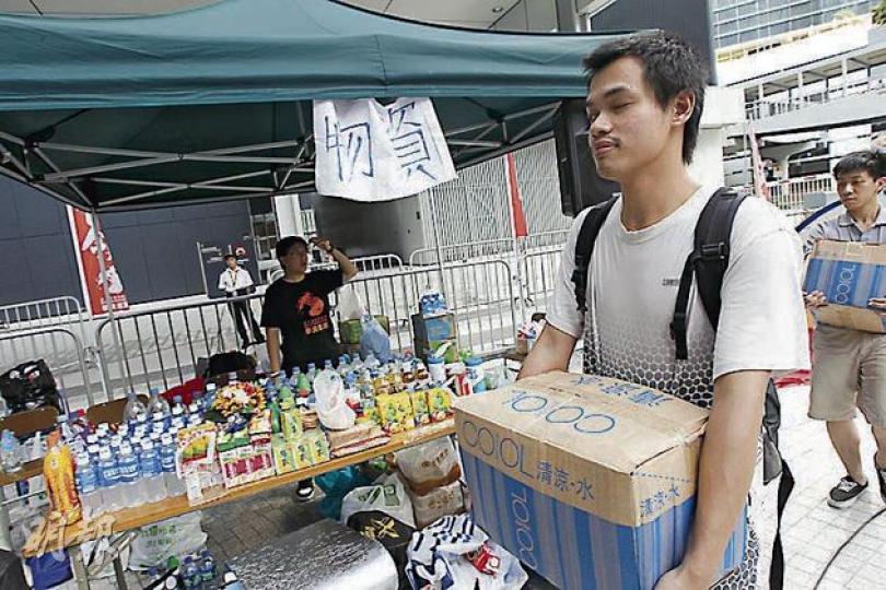 絕食行動獲不少市民聲援及捐贈物資,學民思潮至昨晚已收到逾500支飲品,要在網上呼籲市民停捐。(李紹昌攝) 絕食行動獲不少市民聲援及捐贈物資,學民思潮至昨晚已收到逾500支飲品,要在網上呼籲市民停捐。(李紹昌攝)