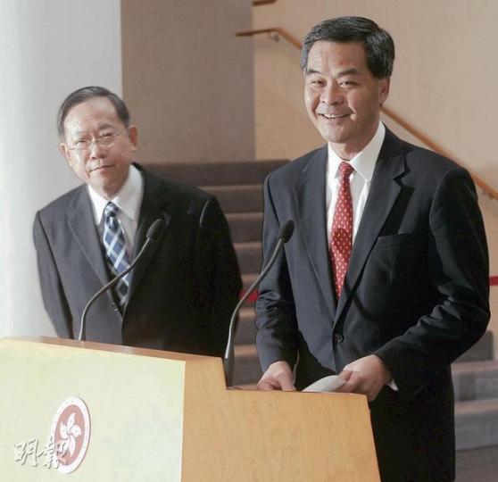 特首梁振英(右)昨與保安局長黎棟國(左)及商務及經濟發展局長蘇錦樑臨時約見記者,稱已向中央反映港人意見,內地部門3周內不會發出「一簽多行」新簽注。(劉焌陶攝)上水港鐵站外繼續有大批水貨客,推着一箱二箱貨物排隊守候入閘,以乘車前往羅湖交貨圖利,在場有警察維持秩序,以免混亂。(劉焌陶攝) 特首梁振英(右)昨與保安局長黎棟國(左)及商務及經濟發展局長蘇錦樑臨時約見記者,稱已向中央反映港人意見,內地部門3周內不會發出「一簽多行」新簽注。(劉焌陶攝)上水港鐵站外繼續有大批水貨客,推着一箱二箱貨物排隊守候入閘,以乘車前往羅湖交貨圖利,在場有警察維持秩序,以免混亂。(劉焌陶攝)