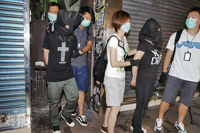 深水埗特別職務隊探員將涉嫌利用一樓一鳳單位販毒的「毒鳳姐」(右二)及男友人拘捕帶署調查。(衛永康攝)警方揭發「毒鳳姐」疑利用衛生巾包裝膠袋包裹毒品(紅圈示),企圖掩人耳目。 (衛永康攝) 深水埗特別職務隊探員將涉嫌利用一樓一鳳單位販毒的「毒鳳姐」(右二)及男友人拘捕帶署調查。(衛永康攝)警方揭發「毒鳳姐」疑利用衛生巾包裝膠袋包裹毒品(紅圈示),企圖掩人耳目。 (衛永康攝)