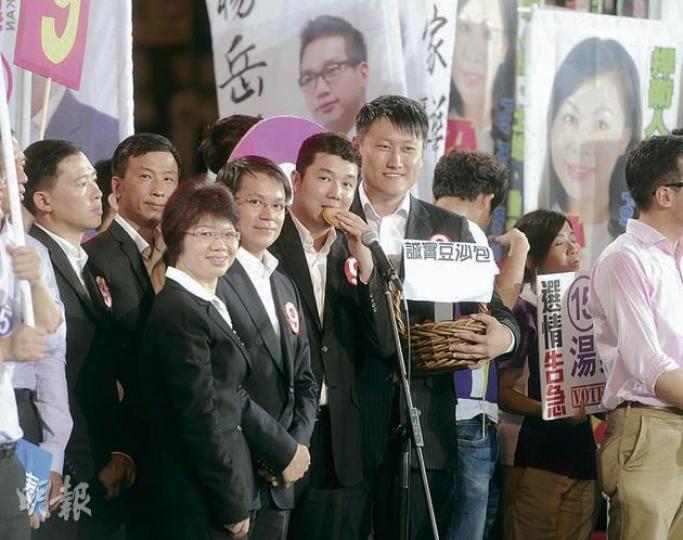 陳克勤打告急牌,排第二嘅劉國勳仲當場食「誠實豆沙包」,然後大叫告急。(尹錦恩攝)何民傑噚晚打反禁煙議題,一路講後面助選團就一路食煙,完全無視現場係禁煙區。(尹錦恩攝) 陳克勤打告急牌,排第二嘅劉國勳仲當場食「誠實豆沙包」,然後大叫告急。(尹錦恩攝)何民傑噚晚打反禁煙議題,一路講後面助選團就一路食煙,完全無視現場係禁煙區。(尹錦恩攝)