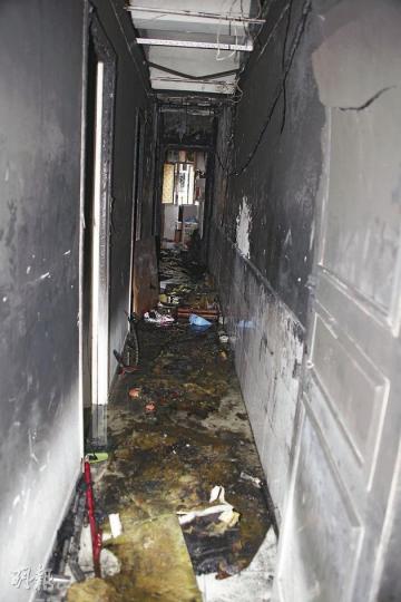 大角嘴一唐樓的一樓劏房電表不勝負荷起火,部分劏房租客險逃生無門。圖為起火單位內被嚴重熏黑的走廊。(林錫禮攝)火警冒大量濃煙,不適者送院。(林錫禮攝) 大角嘴一唐樓的一樓劏房電表不勝負荷起火,部分劏房租客險逃生無門。圖為起火單位內被嚴重熏黑的走廊。(林錫禮攝)火警冒大量濃煙,不適者送院。(林錫禮攝)