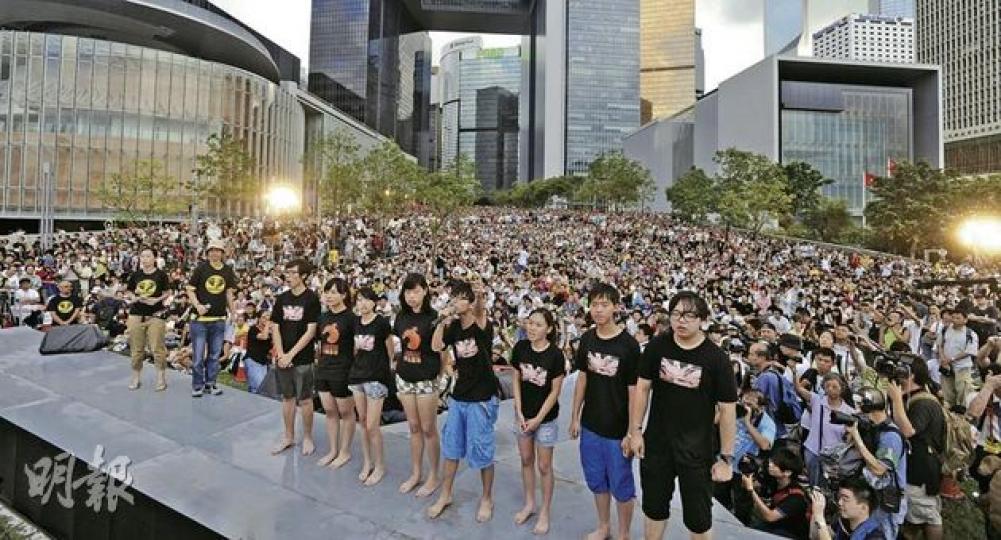 政府總部的添馬公園擠滿反對國民教育科的家長和孩子，學民思潮召集人黃之鋒（持咪者） 表明，若特首梁振英拒撤回國民教育科，成員必定抗爭到底。（余俊亮攝）絕食學生黃莉莉結束絕食後在台上表示「唔好意思」，在場人士即齊聲大叫「唔緊要」，莉莉忍不住哭了。（鄧宗弘攝）集會昨晚10時許結束，大會宣布再有10人接力絕食，台上的學生代表黃之鋒（左）和家長代表陳惜姿 （右）都哭紅了鼻子。（余俊亮攝）「民間反對國民教育科大聯盟」昨在添馬公園舉行集會至晚上，除安全通道、擺放器材以及離開表演台較遠位置的地方，都已擠滿人，遲