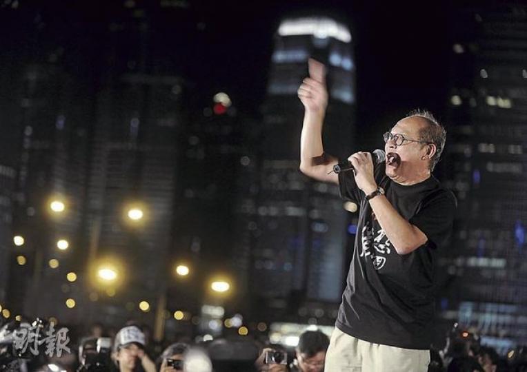 老社運岑建勳昨晚亦有出席晚會，他前晚在集會上說，黃之鋒沒跟梁振英握手，向他鞠躬的決定十分恰當，「誰敢說他無禮？」。（余俊亮攝）