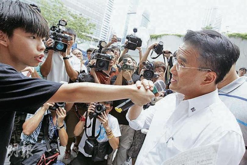 立法會新界西直選候選人田北辰(右)昨午赴政府總部與學民思潮召集人黃之鋒(左)會面,黃問他是否支持立即撤回國民教育科,田北辰回應說需要討論及視乎情况決定,引來全場噓聲。(李紹昌攝) 立法會新界西直選候選人田北辰(右)昨午赴政府總部與學民思潮召集人黃之鋒(左)會面,黃問他是否支持立即撤回國民教育科,田北辰回應說需要討論及視乎情况決定,引來全場噓聲。(李紹昌攝)