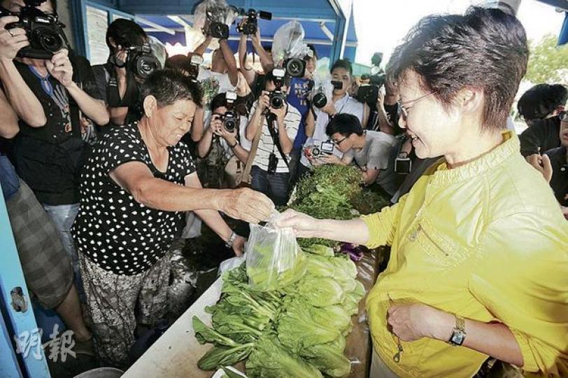政務司長林鄭月娥(右)昨巡視錦上路跳蚤市場,即場光顧菜販。她說天水圍墟市既可提供廉價商品,也可參考錦上路發展成為假日市場。(尹錦恩攝)政府將天水圍天秀路3.8萬平方呎政府空置土地,免費批給東華三院營辦墟市,預計可提供約200個廉租攤檔。(尹錦恩攝) 政務司長林鄭月娥(右)昨巡視錦上路跳蚤市場,即場光顧菜販。她說天水圍墟市既可提供廉價商品,也可參考錦上路發展成為假日市場。(尹錦恩攝)政府將天水圍天秀路3.8萬平方呎政府空置土地,免費批給東華三院營辦墟市,預計可提供約200個廉租攤檔。(尹錦恩攝)