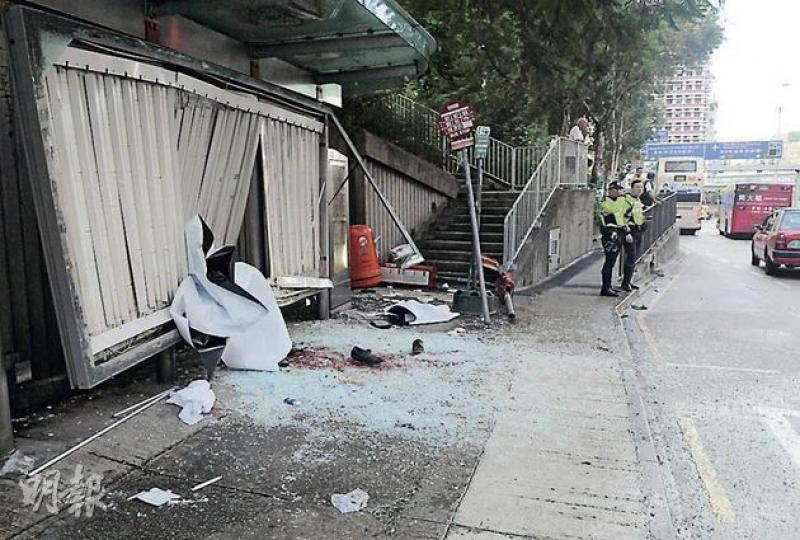 一輛的士剷上漆咸道南一巴士站撞傷5人,現場遺下大灘血迹及被撞毁廣告燈箱的碎玻璃,3個金屬站牌被撞斷或撞倒,其中一人頭部被擊中重傷。(蔡方山攝)途人在巴士站遭的士撞飛,猛撼巴士站燈箱令燈箱玻璃粉碎,他送院時右手多處受傷。(蔡方山攝)(明報製圖) 一輛的士剷上漆咸道南一巴士站撞傷5人,現場遺下大灘血迹及被撞毁廣告燈箱的碎玻璃,3個金屬站牌被撞斷或撞倒,其中一人頭部被擊中重傷。(蔡方山攝)途人在巴士站遭的士撞飛,猛撼巴士站燈箱令燈箱玻璃粉碎,他送院時右手多處受傷。(蔡方山攝)(明報製圖)