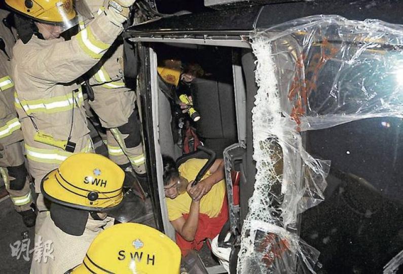 柴灣道車禍中速遞飯盒的客貨車司機被困車廂近一小時才被救出，他其後因涉嫌酒後駕駛被捕。（蔡方山攝）