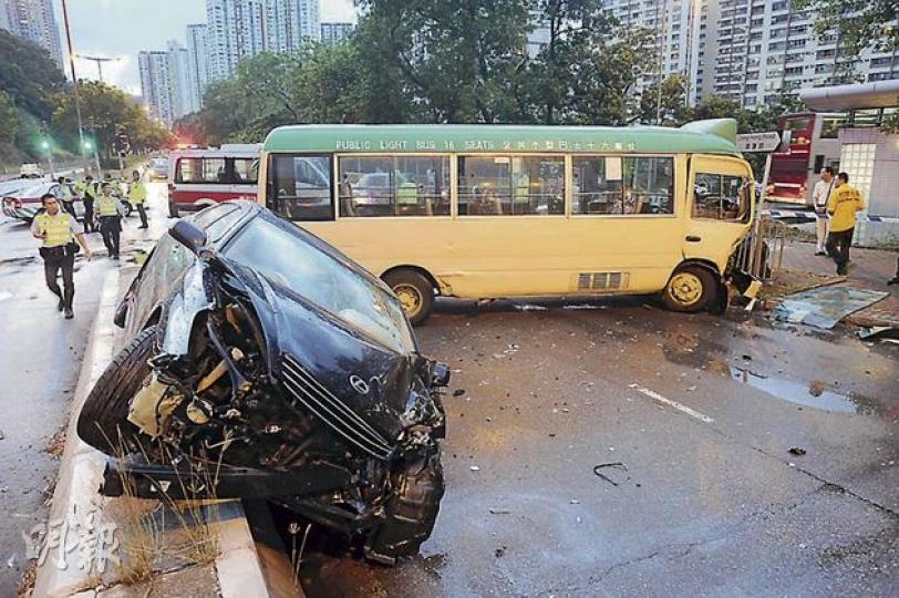 青衣車禍發生後，「P牌」私家車嚴重損毁騎在分隔石壆，專線小巴則撞向路邊鐵欄打橫停在兩線馬路上。（樊銳昌攝）