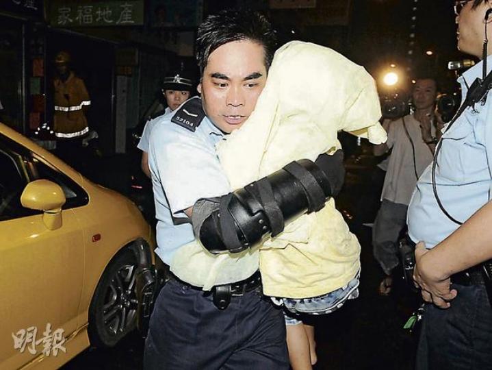 警方與持刀挾持男童的中年漢通宵對峙近8小時，終說服對方開門，警員一擁而上抱出8歲男童，以毛巾包裹由救護車送院，男童幸未受傷。（蔡方山攝） 九龍城重案組及多名軍裝警員到場戒備，穿上盔甲準備隨時入屋救人，有警員不時攀上鋼梯窺看閣樓內情况。（蔡方山攝）