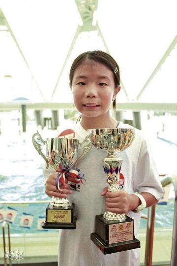 年僅12歲的鄒文詠,是今屆維港泳最年幼的參加者。小妮子是運動健將,除了長途泳賽,更擅長玩三項鐵人。(楊德銘攝) 年僅12歲的鄒文詠,是今屆維港泳最年幼的參加者。小妮子是運動健將,除了長途泳賽,更擅長玩三項鐵人。(楊德銘攝)