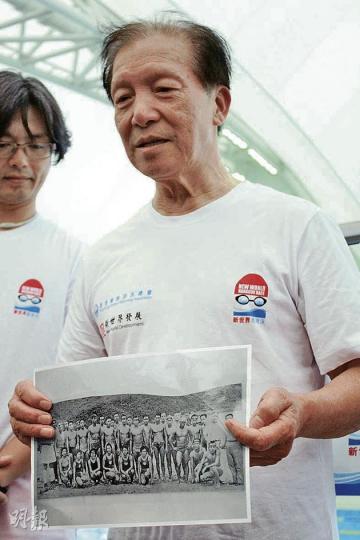 今年82歲的韋錦潮，相隔60年後，再次參與渡海泳，重溫半世紀前的成就。（楊德銘攝）