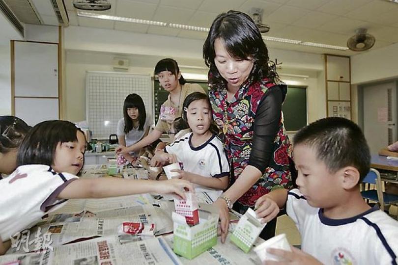 潮陽百欣小學校長林碧珠（右二）指出，課餘託管班的學生來自區內不同學校。擔任義工的蕭同學（右四）與託管班小學生打成一片，笑言「天水圍一啲都唔悲情，不知幾開心！」（郭慶輝攝）（明報製圖）