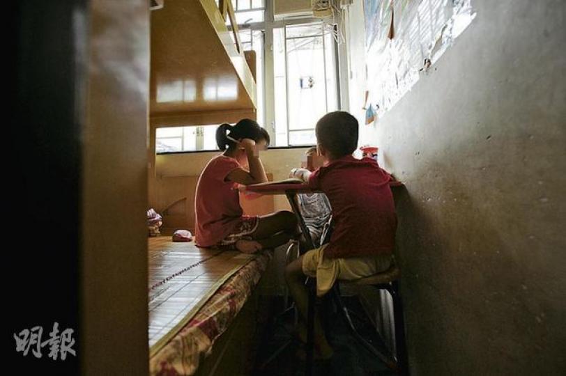 新移民單親媽媽阿麗有時為了生計,不得不把年僅8歲的女兒(左一)和一對6歲孖仔獨留家中。(葉思雅攝) 新移民單親媽媽阿麗有時為了生計,不得不把年僅8歲的女兒(左一)和一對6歲孖仔獨留家中。(葉思雅攝)