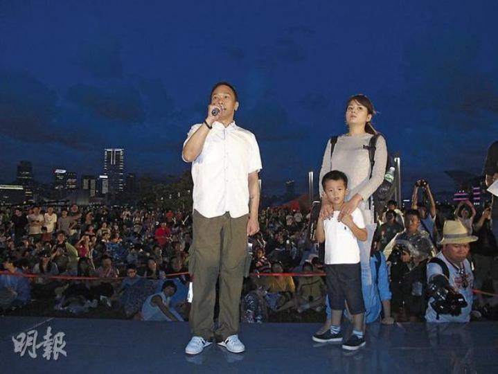 黃家強昨日帶同日籍太太及大仔慶陽一齊上台力撐,反對政府推出國民教育科。(攝影/記者:鍾一虹)達明一派穿上「不要洗腦教育」T恤以示支持。(攝影/記者:鍾一虹) 黃家強昨日帶同日籍太太及大仔慶陽一齊上台力撐,反對政府推出國民教育科。(攝影/記者:鍾一虹)達明一派穿上「不要洗腦教育」T恤以示支持。(攝影/記者:鍾一虹)