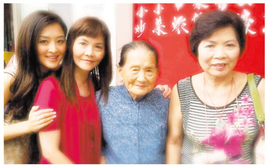 張名雅難得放假,於是四代同堂去歎茶,享受天倫樂。(微博圖片) 張名雅難得放假,於是四代同堂去歎茶,享受天倫樂。(微博圖片)