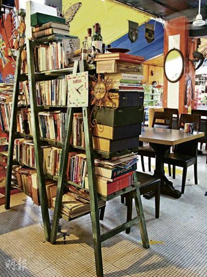 用木梯和舊木板搭建的書架，物盡其用，麵店另有一番書卷氣息。（饒雙宜攝）盛記店主B哥（饒雙宜攝）