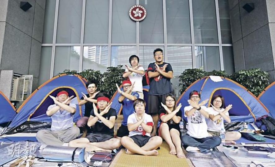 「一日不撤回、一日不撤走!」10名大學生、家長、教師及退休教師在政府總部外接力絕食,要求撤回國教科。前排左起﹕教協副會長黃克廉,城大學生陳德運、熊婉婷及詹玟玟,理大前副教授何芝君,國民教育家長關注組發言人黃瑞紅;中排左起﹕學聯常委會主席鄧永威、教協理事韓連山;後排左起﹕學聯秘書長李成康、城大學生李澤民。(李澤彤攝) 梁振英(右二)昨晚出席《鏡報》月刊晚宴後首次回應萬人集會反國教科一事,他稱知道有市民反對國教科的決心,而反對理由是「怕洗腦」,但政府沒這意圖,亦無這樣的做法。右一為梁太唐青儀。(鄧宗 「一日不撤回、一日不撤走!」10名大學生、家長、教師及退休教師在政府總部外接力絕食,要求撤回國教科。前排左起﹕教協副會長黃克廉,城大學生陳德運、熊婉婷及詹玟玟,理大前副教授何芝君,國民教育家長關注組發言人黃瑞紅;中排左起﹕學聯常委會主席鄧永威、教協理事韓連山;後排左起﹕學聯秘書長李成康、城大學生李澤民。(李澤彤攝) 梁振英(右二)昨晚出席《鏡報》月刊晚宴後首次回應萬人集會反國教科一事,他稱知道有市民反對國教科的決心,而反對理由是「怕洗腦」,但政府沒這意圖,亦無這樣的做法。右一為梁太唐青儀。(鄧宗