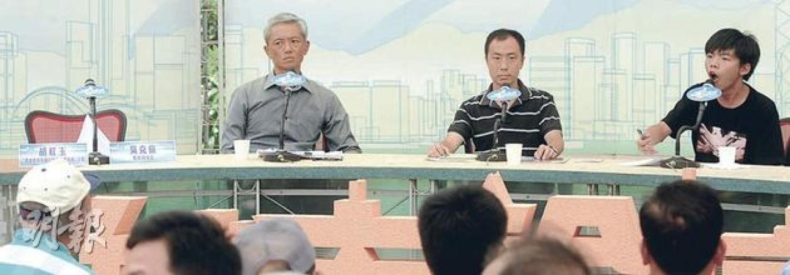 昨日《城市論壇》請來學民思潮召集人黃之鋒(右一)、中學教師張銳輝(右二)及蔡國光(右三),並為沒有應邀出席的教育局長吳克儉及開展國教科委員會主席胡紅玉留下空櫈。(尹錦恩攝) 昨日《城市論壇》請來學民思潮召集人黃之鋒(右一)、中學教師張銳輝(右二)及蔡國光(右三),並為沒有應邀出席的教育局長吳克儉及開展國教科委員會主席胡紅玉留下空櫈。(尹錦恩攝)