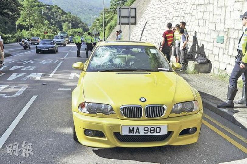 18歲青年被圖中高速駛至的寶馬M3跑車撞倒,送院證實不治。涉案私家車擋風玻璃被撞至龜裂,可見撞擊力之大。 (衛永康攝) 18歲青年被圖中高速駛至的寶馬M3跑車撞倒,送院證實不治。涉案私家車擋風玻璃被撞至龜裂,可見撞擊力之大。 (衛永康攝)