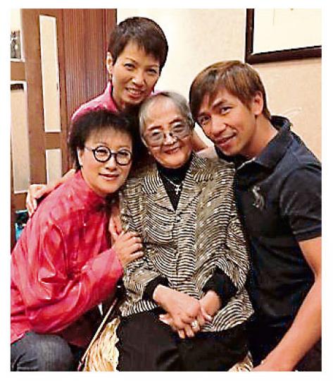 姚莉姐姐(前排中)90歲壽辰,一班後輩曾慶瑜(前排左)及夏妙然(後排)等為她慶祝,令壽星喜上眉梢。(微博圖片) 姚莉姐姐(前排中)90歲壽辰,一班後輩曾慶瑜(前排左)及夏妙然(後排)等為她慶祝,令壽星喜上眉梢。(微博圖片)