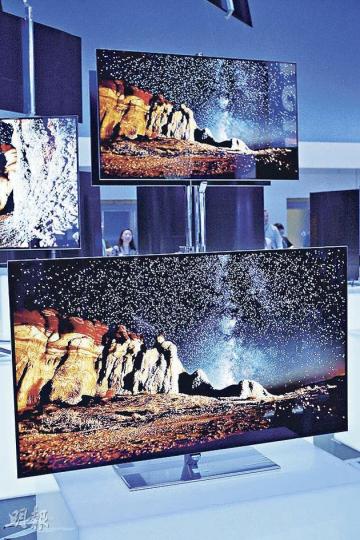 ES9500 OLED TV搭載Multi View功能,使用者戴上3D眼鏡,可在同一屏幕上同一時間觀賞不同的內容。(一鋒攝) 兩款電視均採用7.9mm窄邊框設計。(圖為ES9500 OLED TV)(一鋒攝) ES9500 OLED TV備有視像鏡頭,可作視像通訊外,還支援體感操控,操作開關電視、轉台及控制音量等,還可玩Samsung Apps內的體感遊戲,如Angry Birds。(一鋒攝) ES9500 OLED TV搭載Multi View功能,使用者戴上3D眼鏡,可在同一屏幕上同一時間觀賞不同的內容。(一鋒攝) 兩款電視均採用7.9mm窄邊框設計。(圖為ES9500 OLED TV)(一鋒攝) ES9500 OLED TV備有視像鏡頭,可作視像通訊外,還支援體感操控,操作開關電視、轉台及控制音量等,還可玩Samsung Apps內的體感遊戲,如Angry Birds。(一鋒攝)