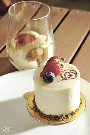 自家烘焙 - 開心果豆腐蛋糕$30、Tiramisu$35(陳淑安攝) Patrick(圖)指精品咖啡為表達咖啡豆原有香氣,故多以淺炒,反之質素差的商業用豆,多會炒得較深,以抑壓豆內劣質的酸味。(陳淑安攝) 店內提供aeropress、手冲和虹吸式3種冲法。(陳淑安攝) Knockbox的成功,提醒我們只要專注做一件事,就會有人欣賞。(陳淑安攝) Knockbox(陳淑安攝) 自家烘焙 - 開心果豆腐蛋糕$30、Tiramisu$35(陳淑安攝) Patrick(圖)指精品咖啡為表達咖啡豆原有香氣,故多以淺炒,反之質素差的商業用豆,多會炒得較深,以抑壓豆內劣質的酸味。(陳淑安攝) 店內提供aeropress、手冲和虹吸式3種冲法。(陳淑安攝) Knockbox的成功,提醒我們只要專注做一件事,就會有人欣賞。(陳淑安攝) Knockbox(陳淑安攝)
