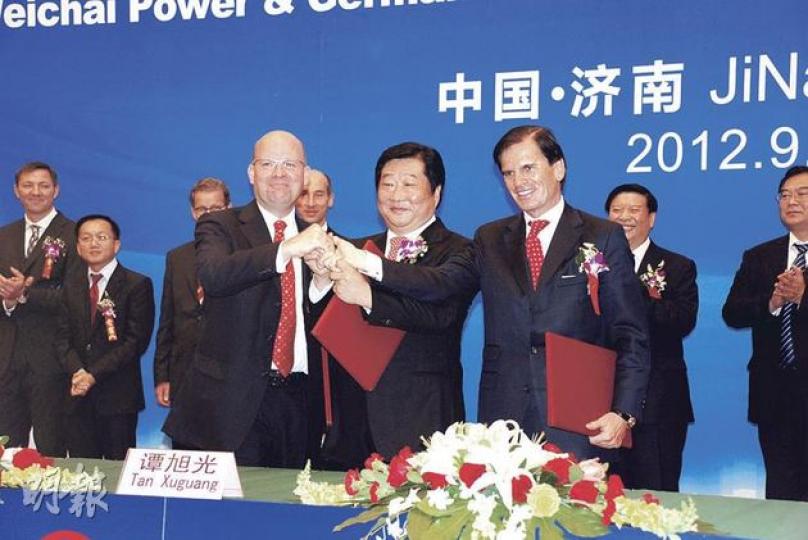 濰柴動力與德國叉車公司凱傲昨日簽署戰略合作協議,前者將斥約72億元入股凱傲,並購入凱傲旗下液壓子公司的70%股權。圖為昨日雙方簽訂協議,前左起為凱傲首席執行官Gordon Riske、濰動力董事長譚旭光及高盛董事總經理Alexander Dibelius。(陳子凌攝) 濰柴動力與德國叉車公司凱傲昨日簽署戰略合作協議,前者將斥約72億元入股凱傲,並購入凱傲旗下液壓子公司的70%股權。圖為昨日雙方簽訂協議,前左起為凱傲首席執行官Gordon Riske、濰動力董事長譚旭光及高盛董事總經理Alexander Dibelius。(陳子凌攝)
