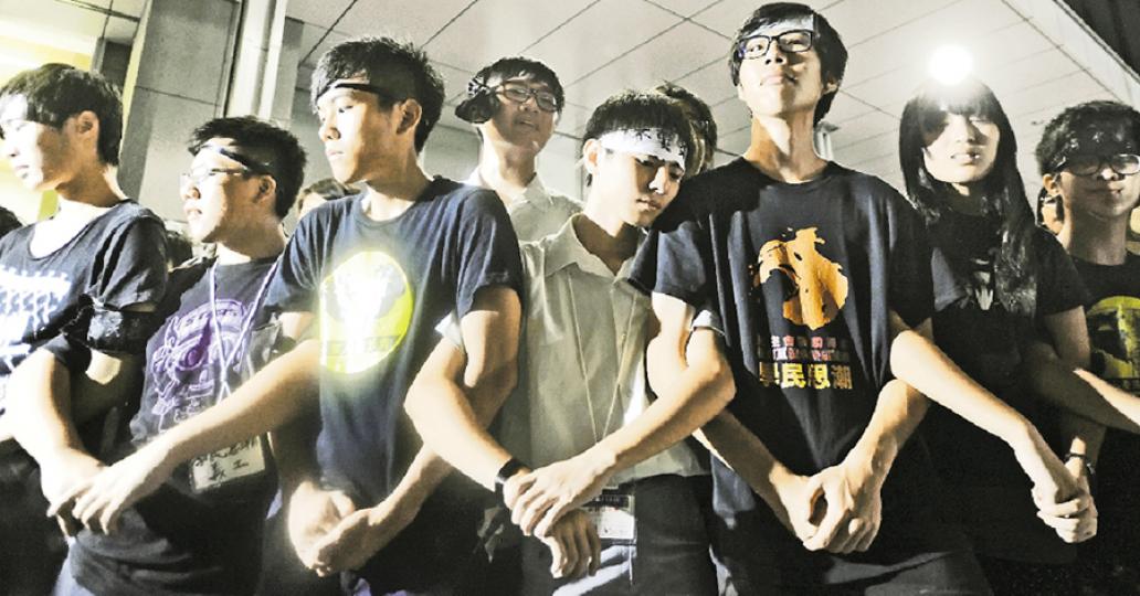 民間反國教科大聯盟傍晚舉行集會,要求特首梁振英撤回國教科無果,大會隨即呼籲市民通宵留守廣場。現場一度傳出政務司長林鄭月娥會現身回應,一臉疲憊的聯盟成員,手挽手築起人鏈通道,準備讓官員進場。其後林太在大樓另一邊回應傳媒,沒有進入廣場,令聯盟成員十分失望。(余俊亮攝) 政務司長林鄭月娥(右)昨晚聯同教育局長吳克儉(左)及開展國教科委員會主席胡紅玉於政府總部西座見記者,她重申政府無意向學生洗腦,又說開展委員會「什麼都可以談」。(鄧宗弘攝) 民間反國教科大聯盟昨於政府總部廣場集會,大批市民及學生身穿黑衣 民間反國教科大聯盟傍晚舉行集會,要求特首梁振英撤回國教科無果,大會隨即呼籲市民通宵留守廣場。現場一度傳出政務司長林鄭月娥會現身回應,一臉疲憊的聯盟成員,手挽手築起人鏈通道,準備讓官員進場。其後林太在大樓另一邊回應傳媒,沒有進入廣場,令聯盟成員十分失望。(余俊亮攝) 政務司長林鄭月娥(右)昨晚聯同教育局長吳克儉(左)及開展國教科委員會主席胡紅玉於政府總部西座見記者,她重申政府無意向學生洗腦,又說開展委員會「什麼都可以談」。(鄧宗弘攝) 民間反國教科大聯盟昨於政府總部廣場集會,大批市民及學生身穿黑衣