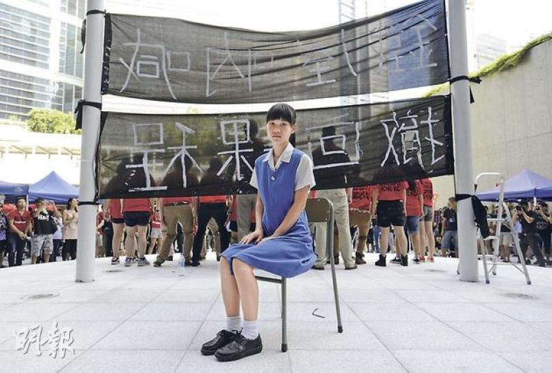 上周絕食抗議國教科的黃莉莉就讀於德貞女子中學中六,她說剛過去的暑假「極具挑戰」,但依然相信可令政府撤回國教科,而她昨日下課後亦趕回新政府總部參與集會。(余俊亮攝) 學民思潮召集人黃之鋒(右)昨晨在新政府總部換上校服,回匯基書院(東九龍)上課,在校門外與其他同學一齊派發黑絲帶,並表示對於愈來愈多學生自發組織國教科關注組感到高興。(蕭輝浩攝) 上周絕食抗議國教科的黃莉莉就讀於德貞女子中學中六,她說剛過去的暑假「極具挑戰」,但依然相信可令政府撤回國教科,而她昨日下課後亦趕回新政府總部參與集會。(余俊亮攝) 學民思潮召集人黃之鋒(右)昨晨在新政府總部換上校服,回匯基書院(東九龍)上課,在校門外與其他同學一齊派發黑絲帶,並表示對於愈來愈多學生自發組織國教科關注組感到高興。(蕭輝浩攝)