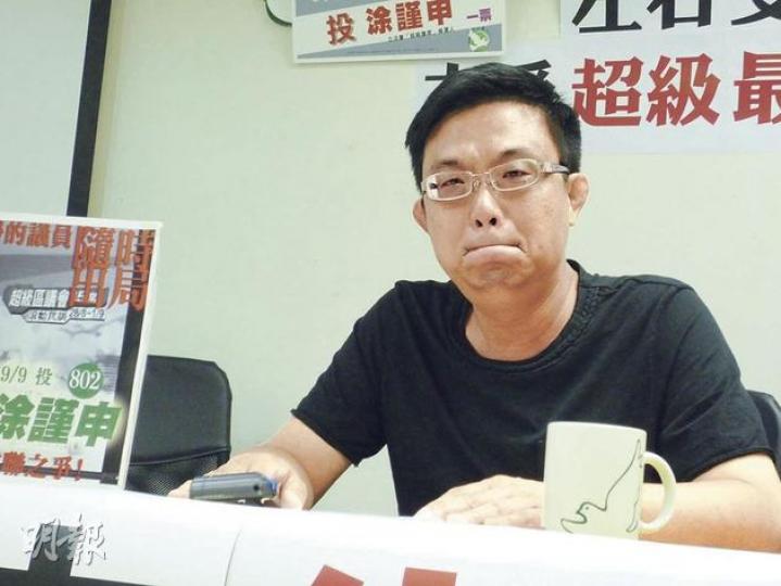 民主黨涂謹申昨提及有嬰兒疑因醫療事故而病危,家屬致電向他求助,其間他感觸落淚。(屈俊樂攝) 民主黨涂謹申昨提及有嬰兒疑因醫療事故而病危,家屬致電向他求助,其間他感觸落淚。(屈俊樂攝)