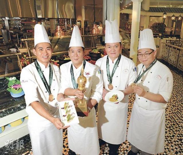 迪士尼行政西廚麥錦駒（右二）同其他香港廚師贏得芭堤雅市烹飪盃。佢哋今次雖然準備充足，但過程中遇上唔少意外，但最終仍能勝出。（陳淑安攝）